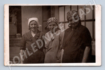 Pohlednice tři ženy s šátky (M32850)