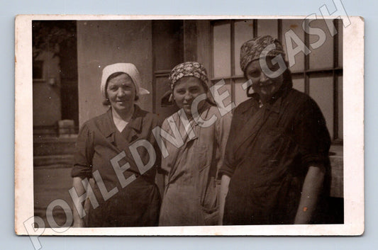 Pohlednice tři ženy s šátky (M32850)