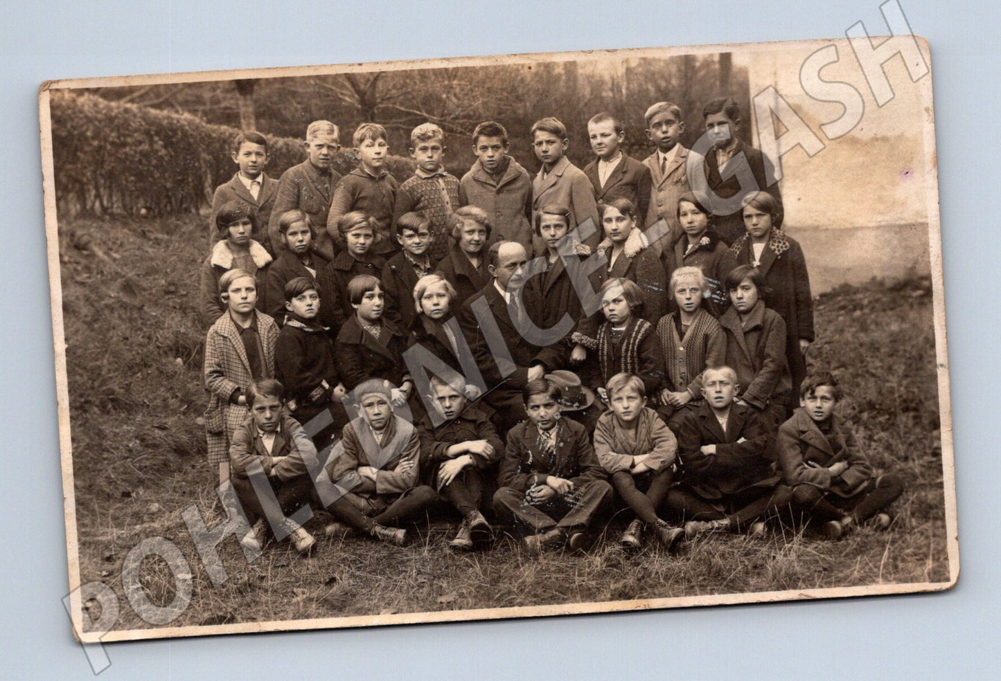 Pohlednice skupinové foto dětí a dospělého cca 1920 (M32851)