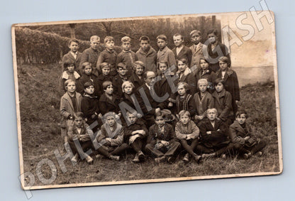 Pohlednice skupinové foto dětí a dospělého cca 1920 (M32851)