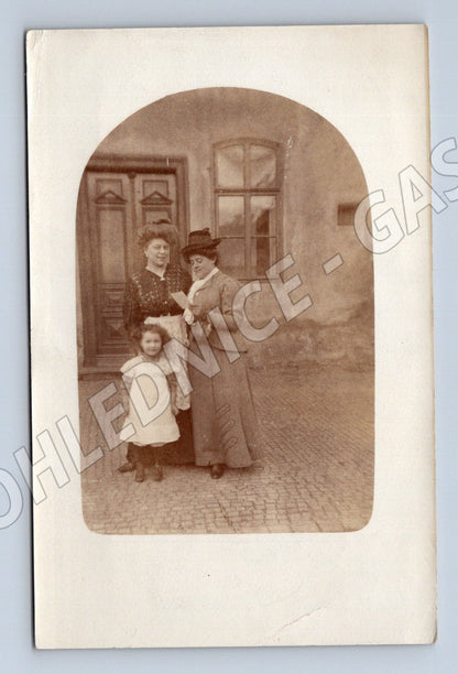 Pohlednice skupina žen a dítěte před domem (M32852)