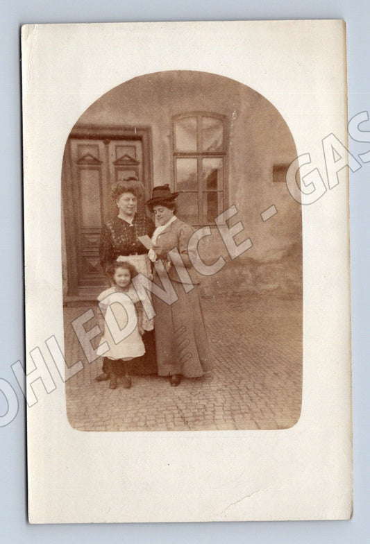 Pohlednice skupina žen a dítěte před domem (M32852)