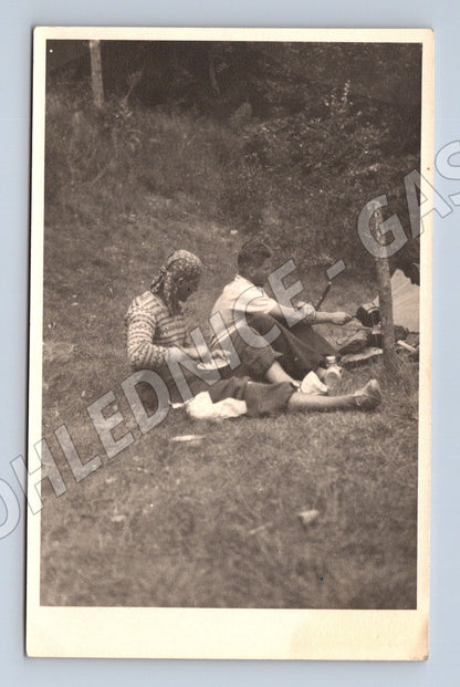 Stará fotografie pár v trávě (M32853)