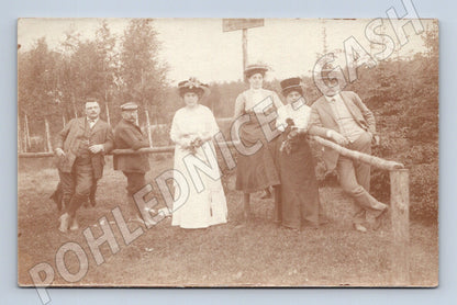 Pohlednice skupina lidí v přírodě (M32855)