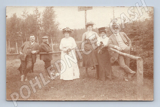 Pohlednice skupina lidí v přírodě (M32855)