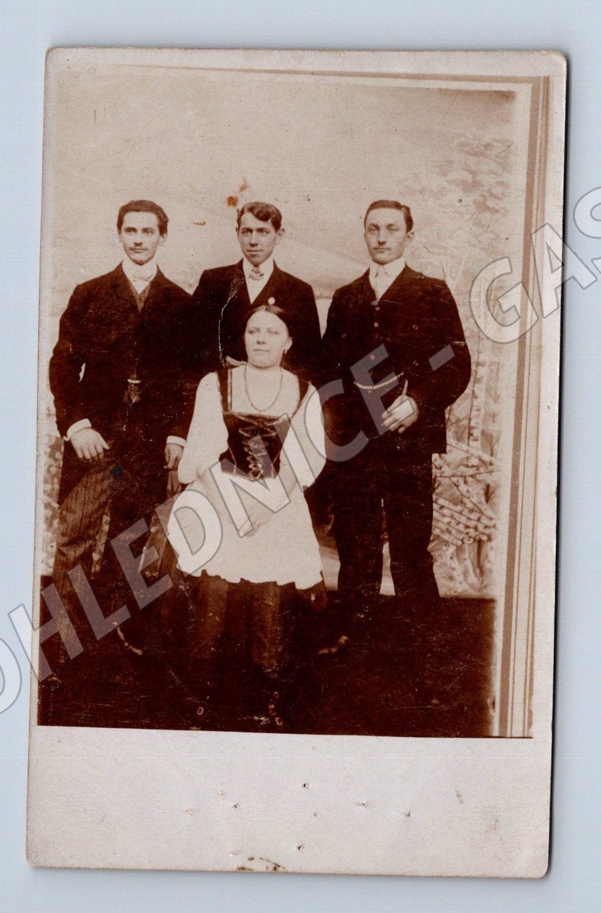 Pohlednice skupina v kroji ateliérová (M32856)