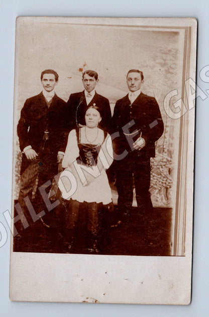 Pohlednice skupina v kroji ateliérová (M32856)