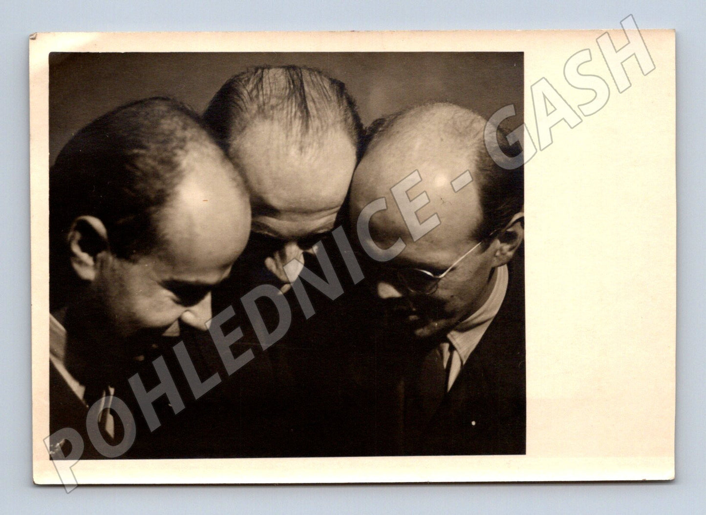 Stará fotografie tři muži hlavy u sebe (M32857)