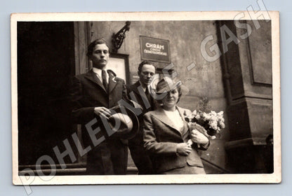 Stará fotografie Praha tři osoby u Chrámu (M32858)