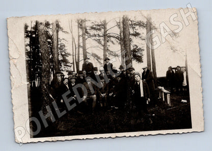 Pohlednice Skupina mužů v lese (M32859)