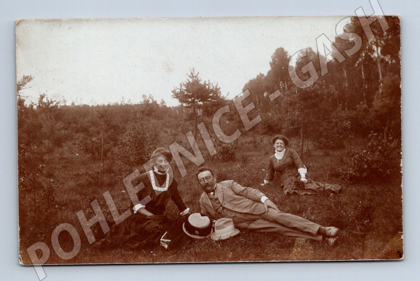 Pohlednice Tři lidé v přírodě relaxace (M32860)