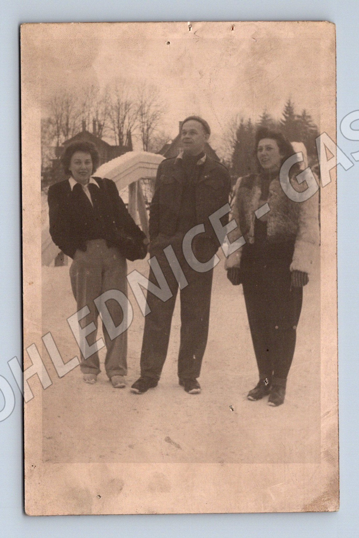 Stará fotografie trojice lidí v zimním oblečení (M32866)