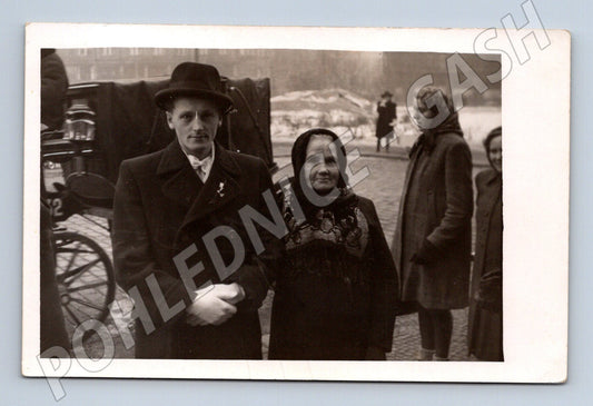Stará fotografie Praha muž a žena s kočárem (M32868)