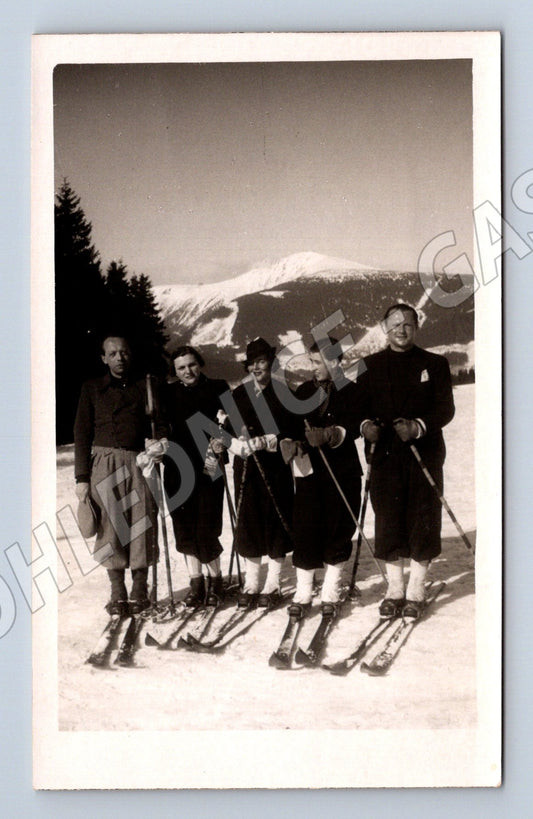 Stará fotografie lyžaři v zasněžené krajině (M32870)