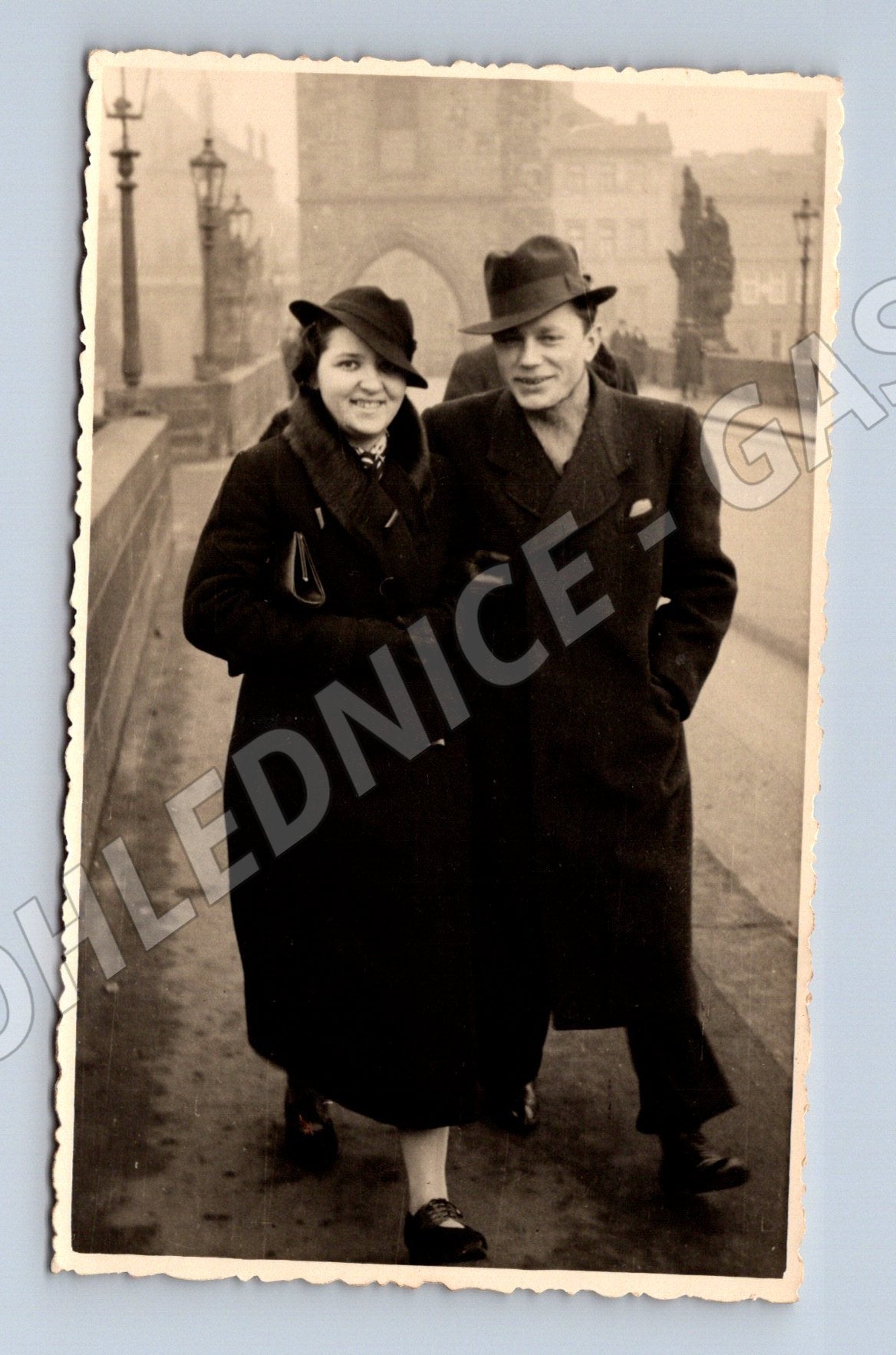 Stará fotografie muž a žena v zimních kabátech (M32871)