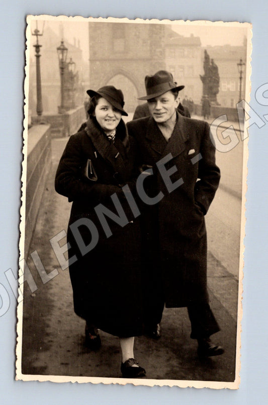 Stará fotografie muž a žena v zimních kabátech (M32871)