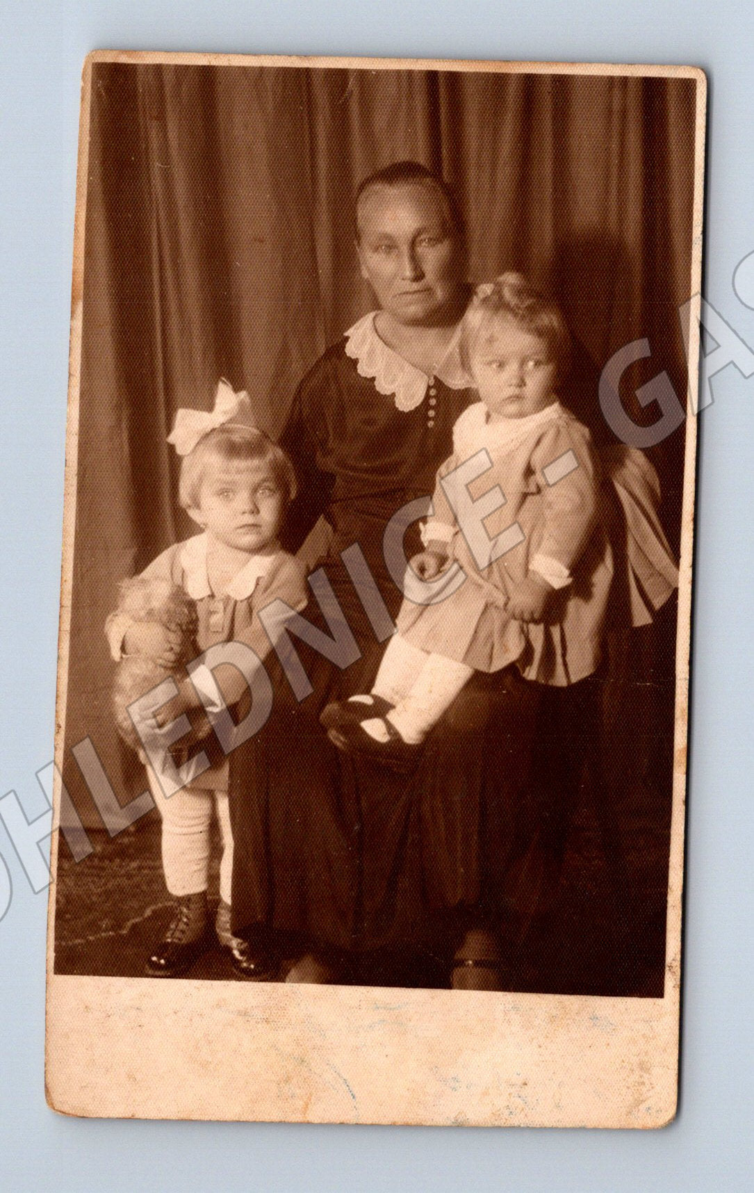 Pohlednice Rodinný portrét žena s dětmi (M32876)