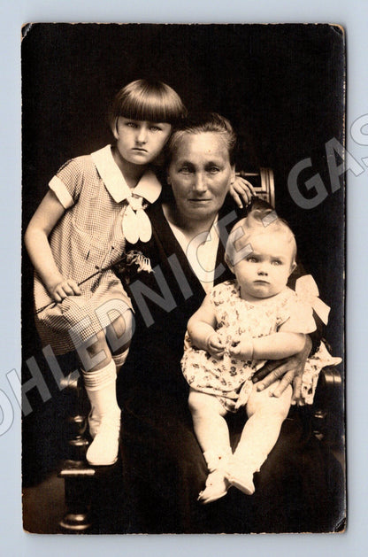 Pohlednice žena se dvěma dětmi (M32877)