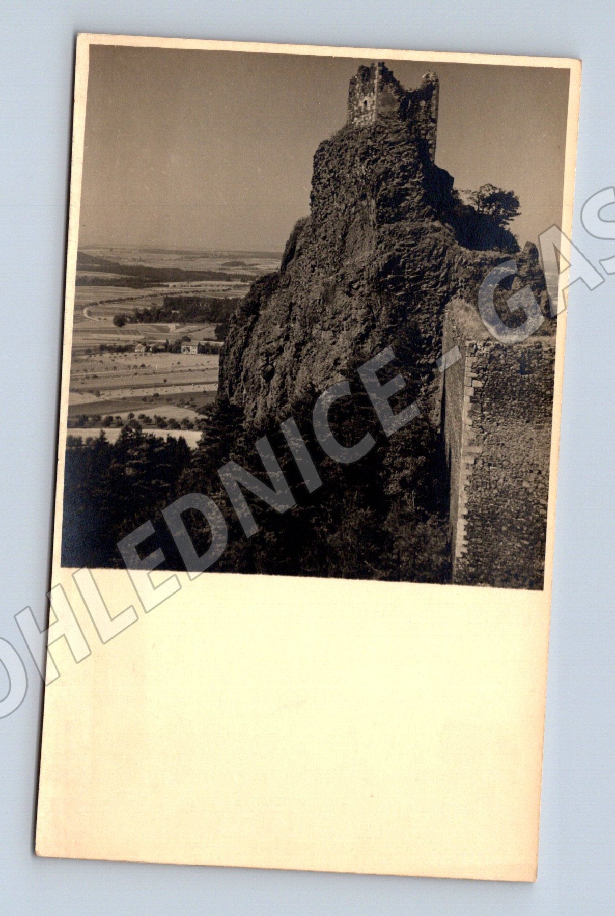 Pohlednice hrad na skále černobílá (M3288)