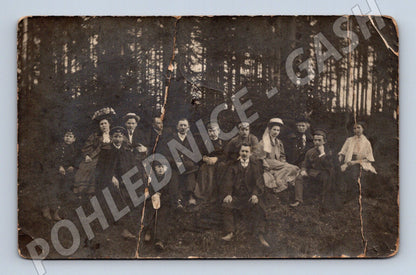 Pohlednice skupinový portrét lidé les (M32881)