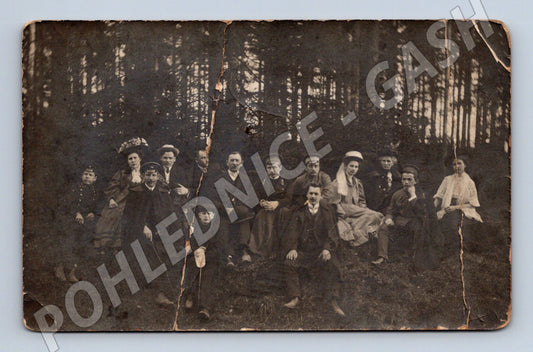 Pohlednice skupinový portrét lidé les (M32881)