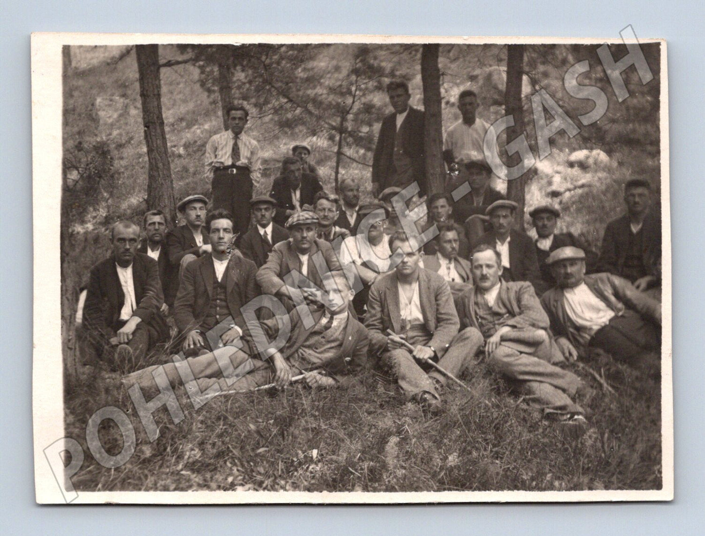 Stará fotografie skupina mužů v přírodě (M32890)