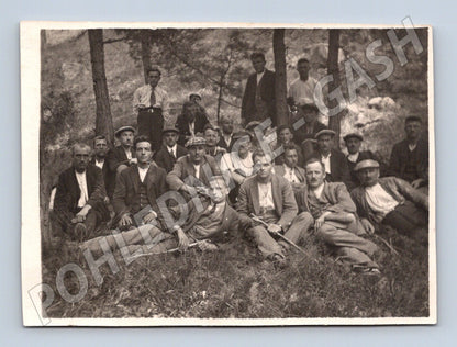 Stará fotografie skupina mužů v přírodě (M32890)