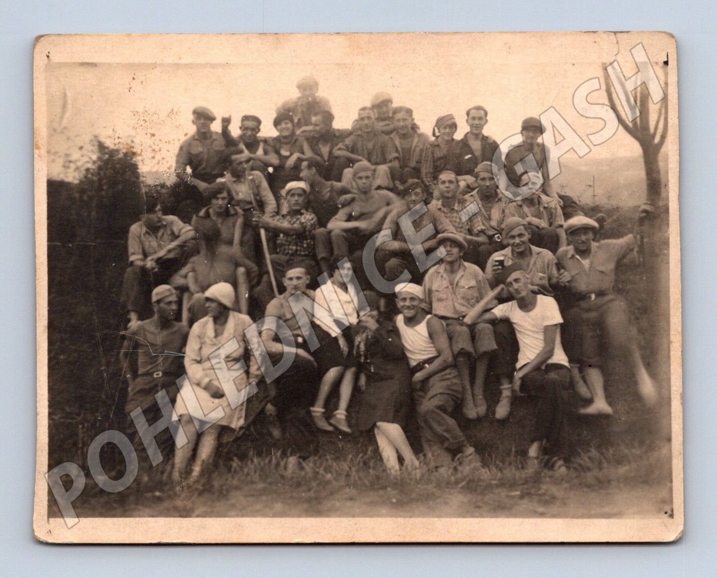 Stará fotografie skupina lidí venku (M32891)