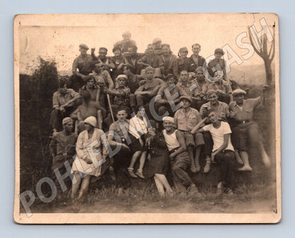 Stará fotografie skupina lidí venku (M32891)