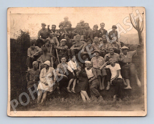 Stará fotografie skupina lidí venku (M32891)