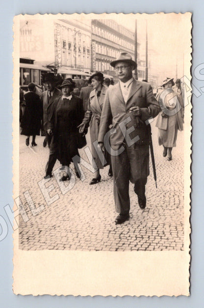 Pohlednice Praha lidé na ulici 1936 (M32934)