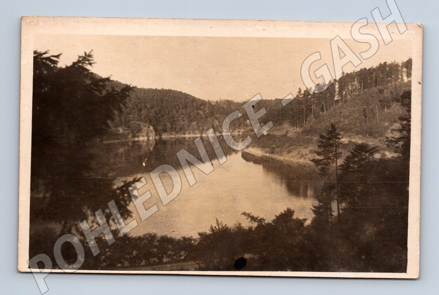 Pohlednice krajina vodní plocha lesy (M32960)