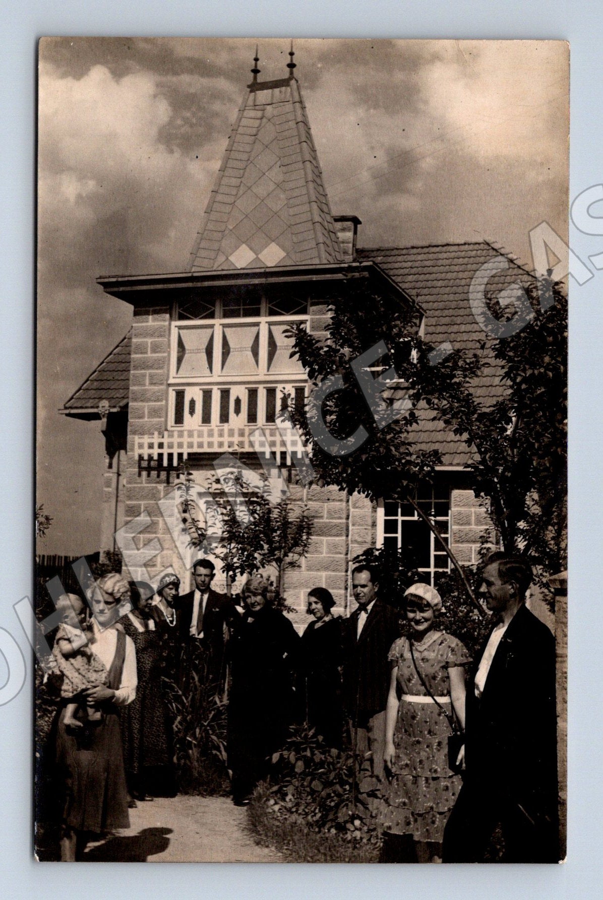 Pohlednice skupina lidí před domem (M32963)