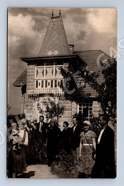 Pohlednice skupina lidí před domem (M32963)