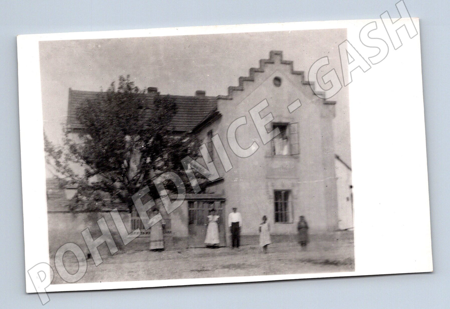 Stará fotografie skupinka lidí před domem (M32968)