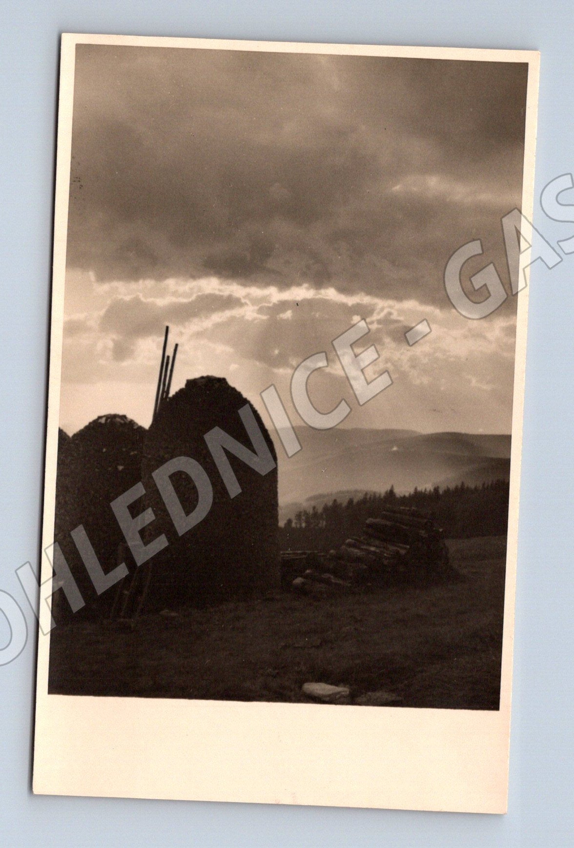 Stará fotografie krajina se stohy sena (M32974)