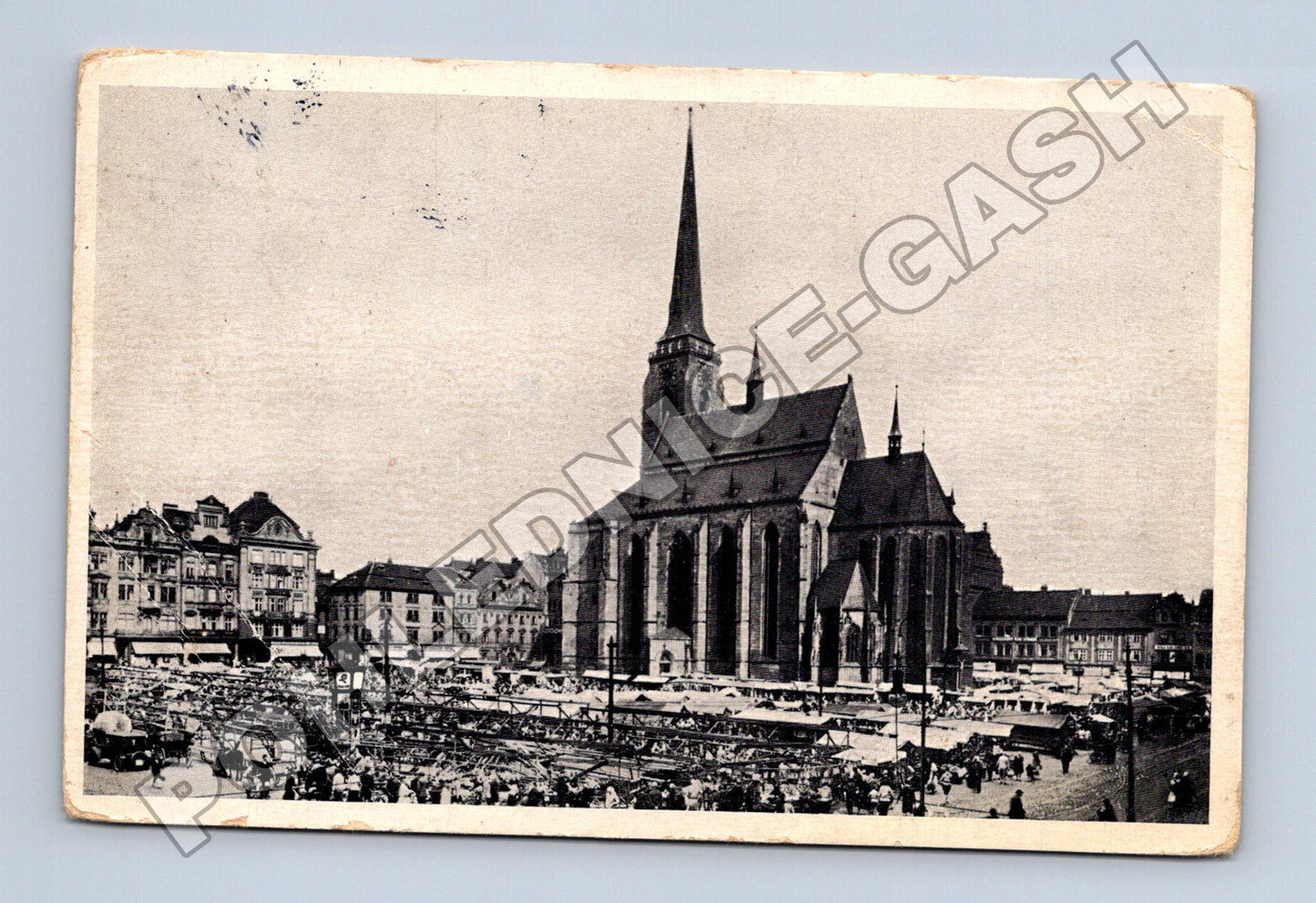 Pohlednice Plzeň náměstí kostel sv. Bartoloměje trh 1940 (M33029)