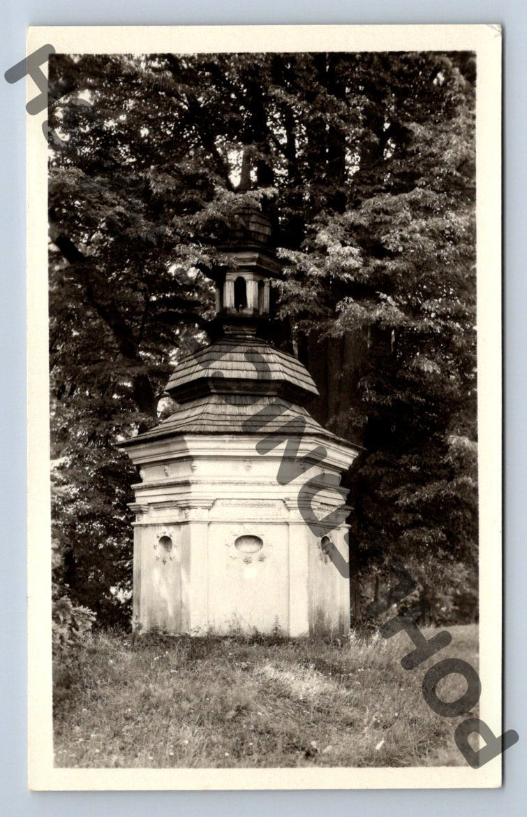 Pohlednice Letohrad kaplička na Sádkách černobílá (M331)