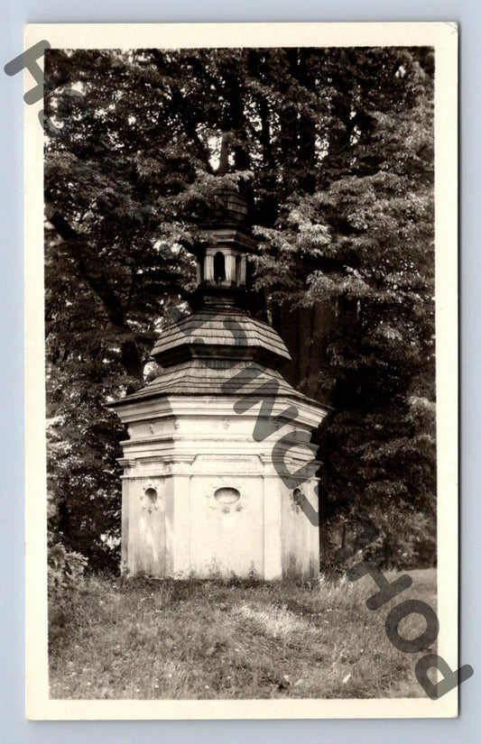 Pohlednice Letohrad kaplička na Sádkách černobílá (M331)