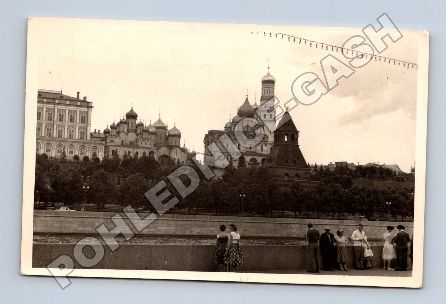 Stará fotografie Moskva Kreml s lidmi u řeky (M33371)