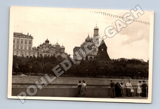 Stará fotografie Moskva Kreml s lidmi u řeky (M33371)