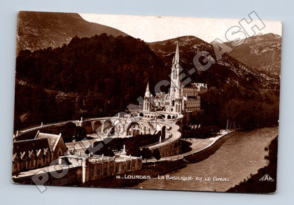 Pohlednice Francie Lourdes Bazilika a řeka Gave (M33397)