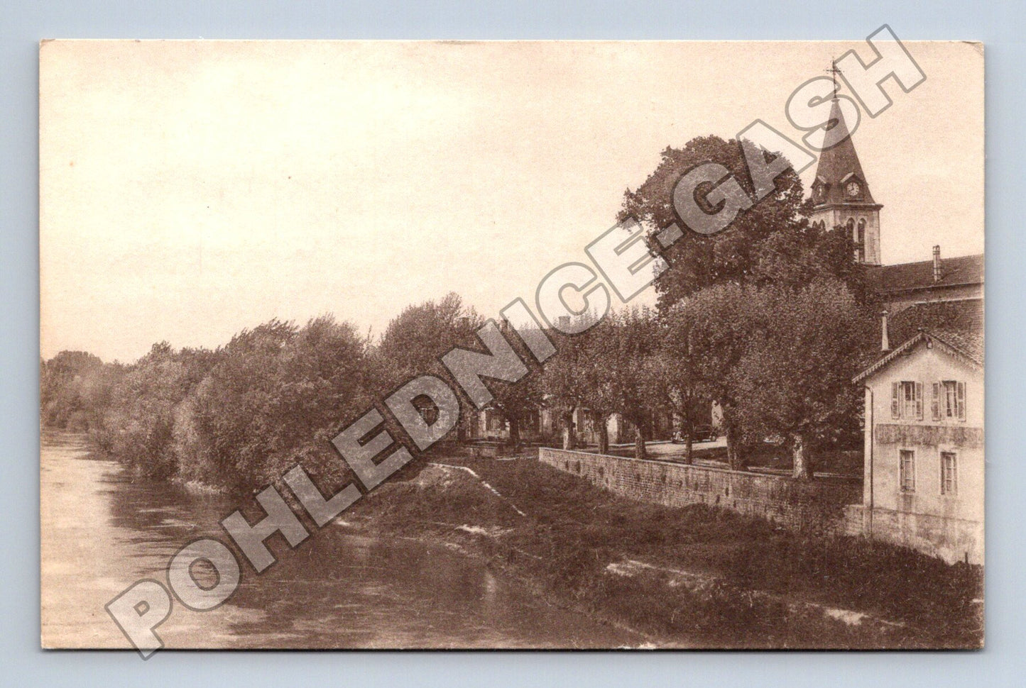 Pohlednice Francie Loyettes nábřeží a kostel 1953 (M33457)