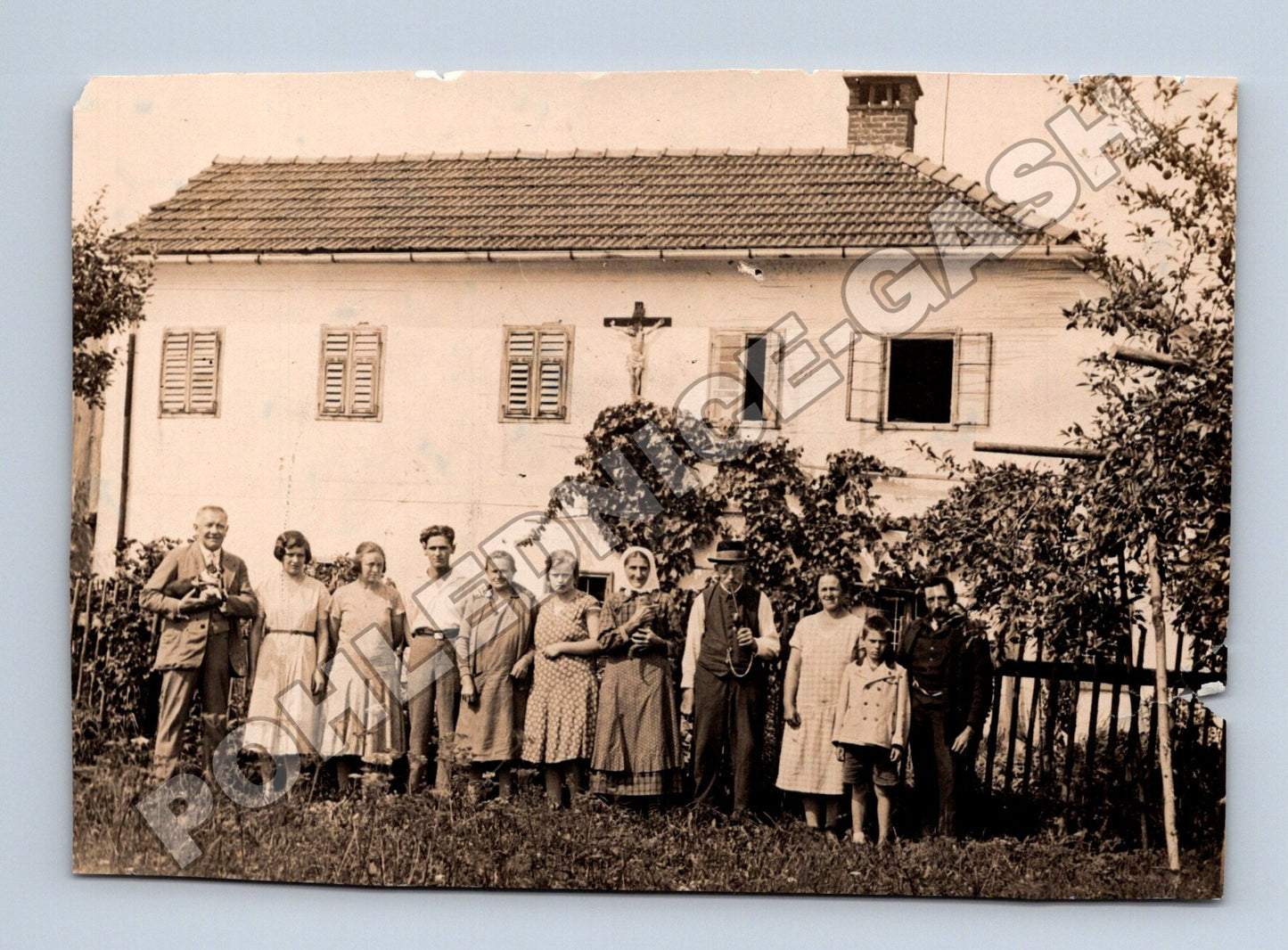Stará fotografie rodina před domem s krucifixem (M33677)