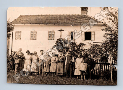 Stará fotografie rodina před domem s krucifixem (M33677)