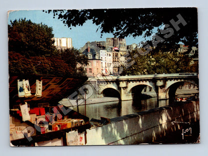 Pohlednice Francie Paříž Quai de Conti s knihami (M33889)