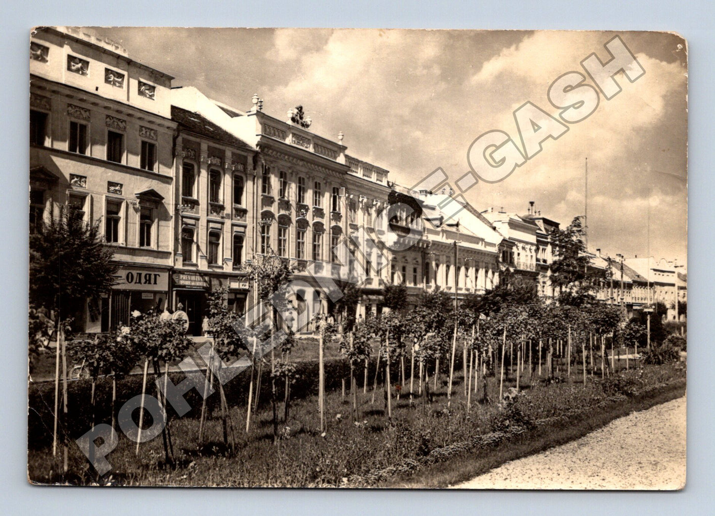 Pohlednice Slovensko Prešov náměstí s obchody (M34155)
