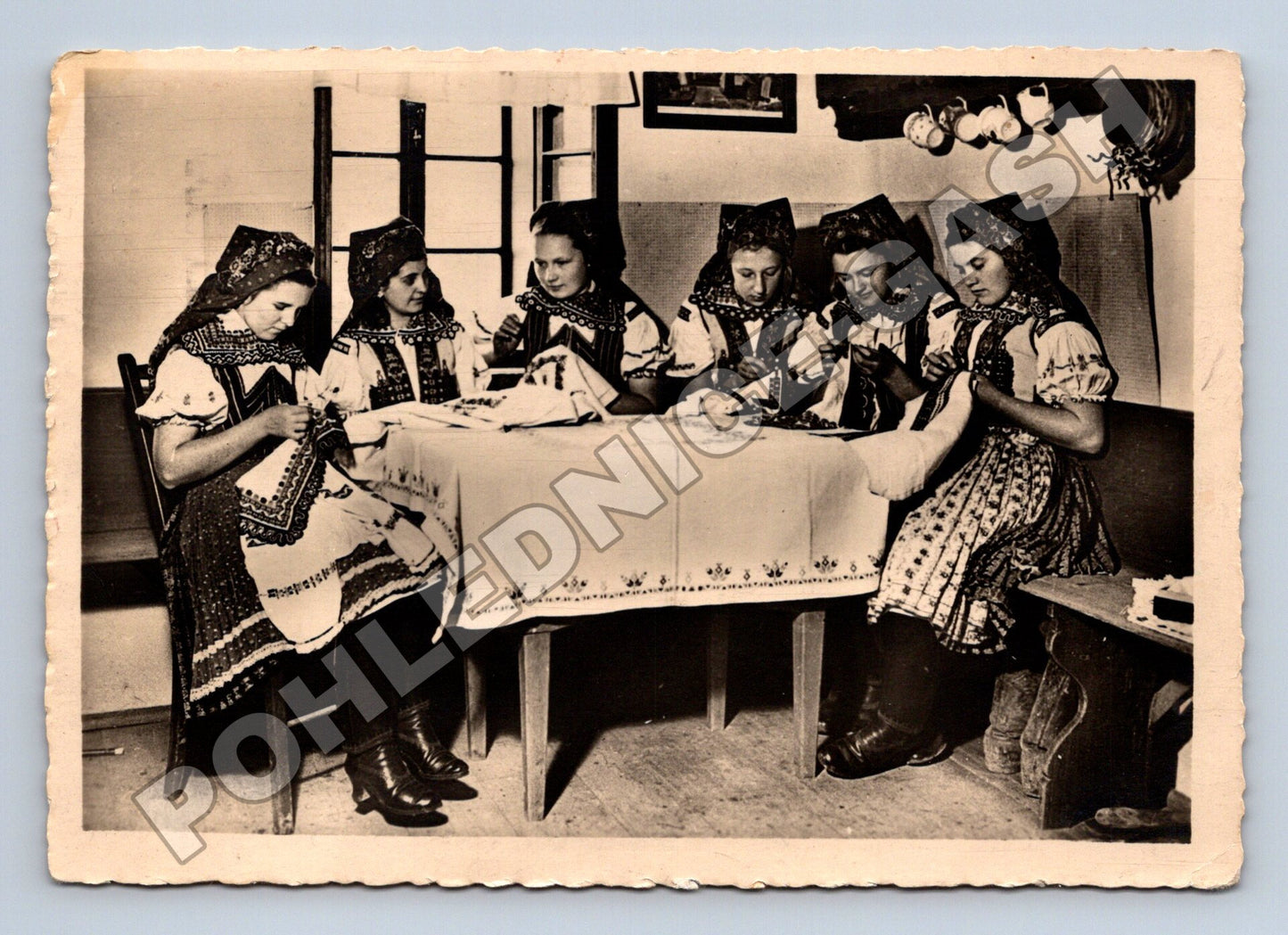 Pohlednice Československo ženy v kroji ruční práce 1951 (M34161)