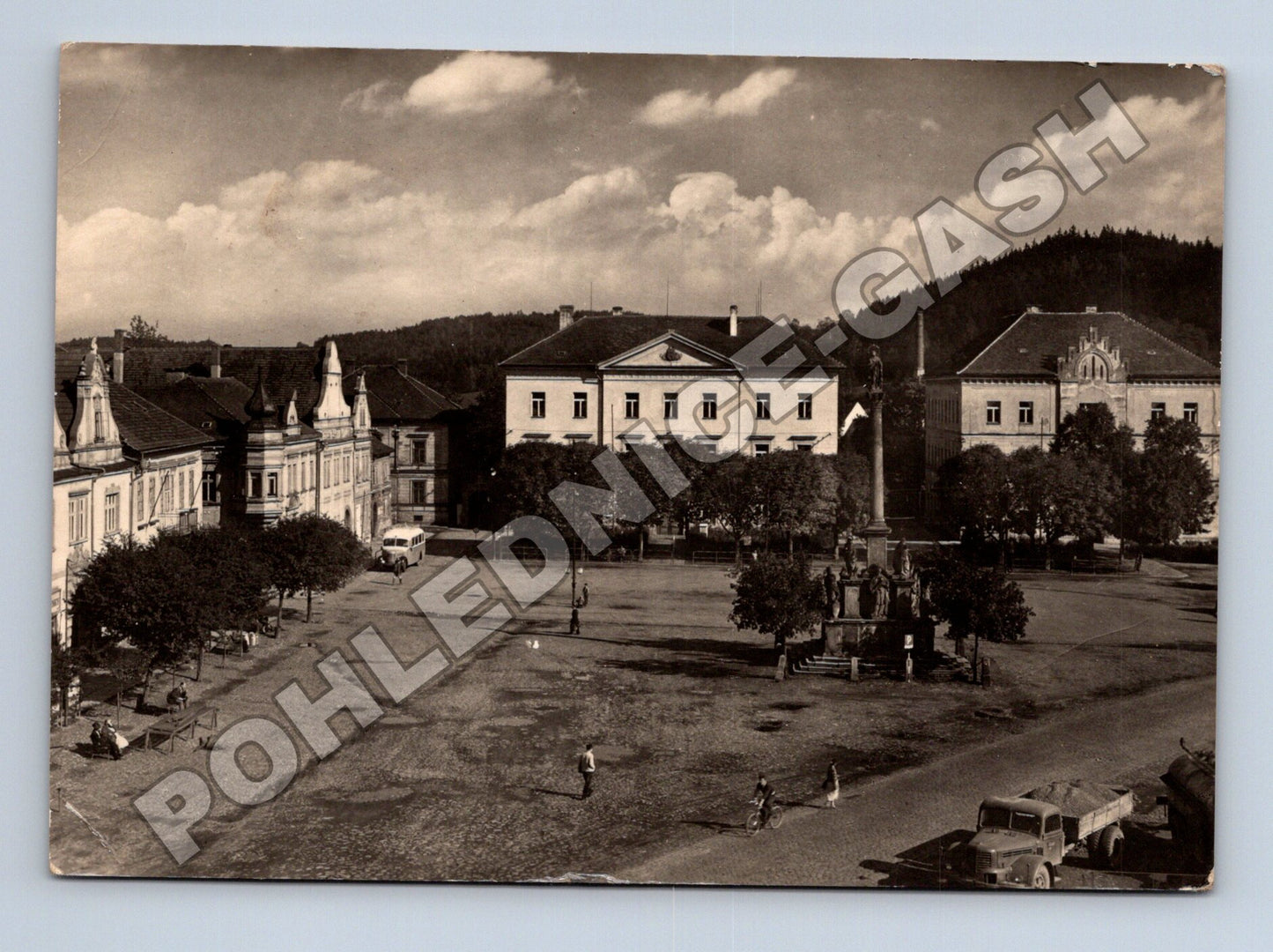 Pohlednice Stříbro náměstí s kašnou (M34263)