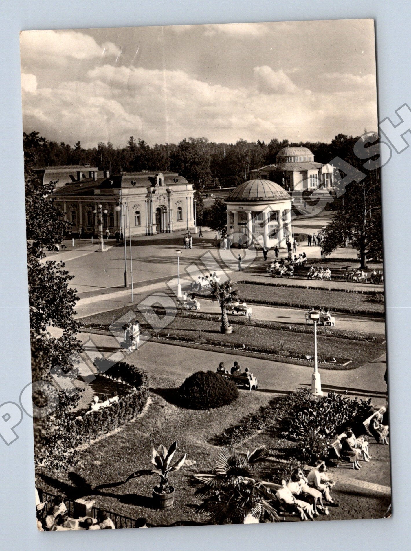 Pohlednice Františkovy Lázně park s budovami 1958 (M34292)